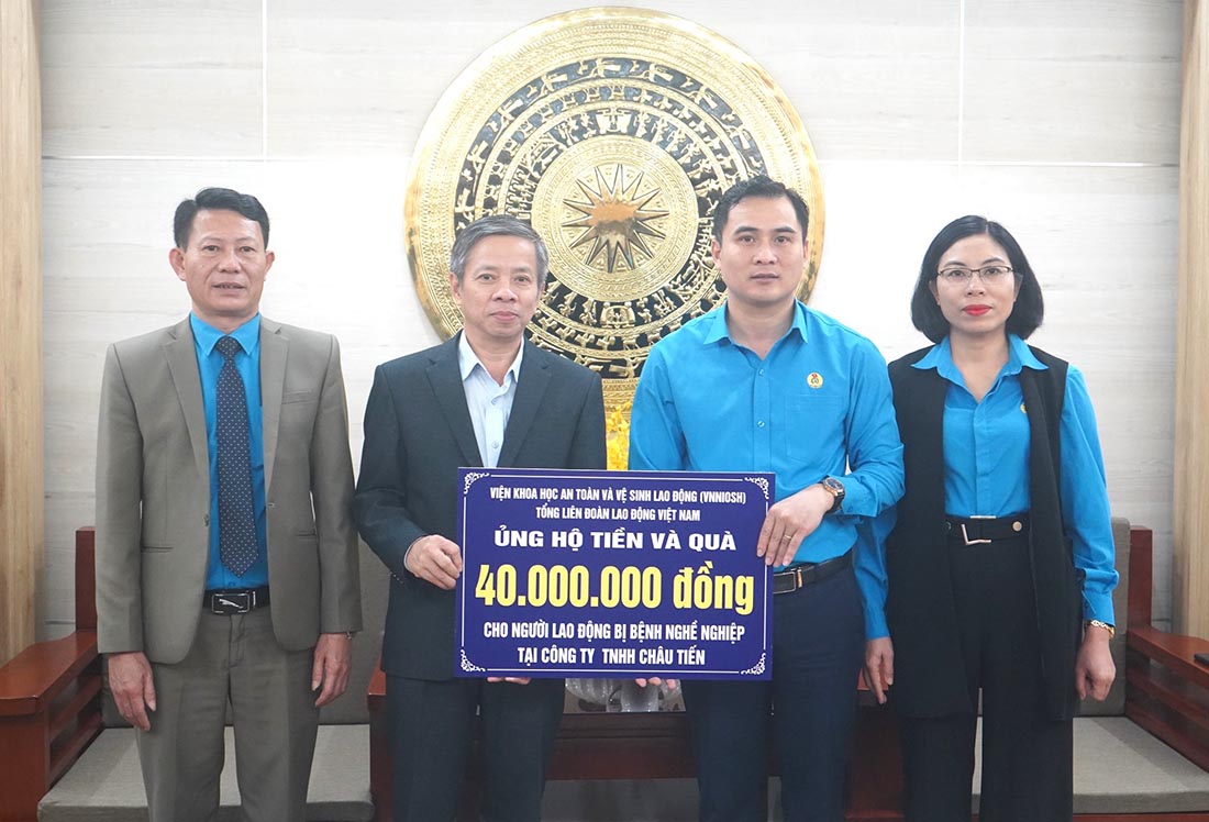 Đại diện Viện Khoa học và An toàn vệ sinh lao động trao tiền và quà bằng hiện vật trị giá 40 triệu đồng hỗ trợ 24 lao động của Công ty TNHH Châu Tiến bị bụi phổi. Ảnh: Quang Đại