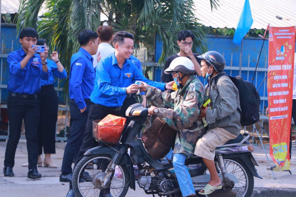 Chia sẻ yêu thương với người dân về quê đón Tết