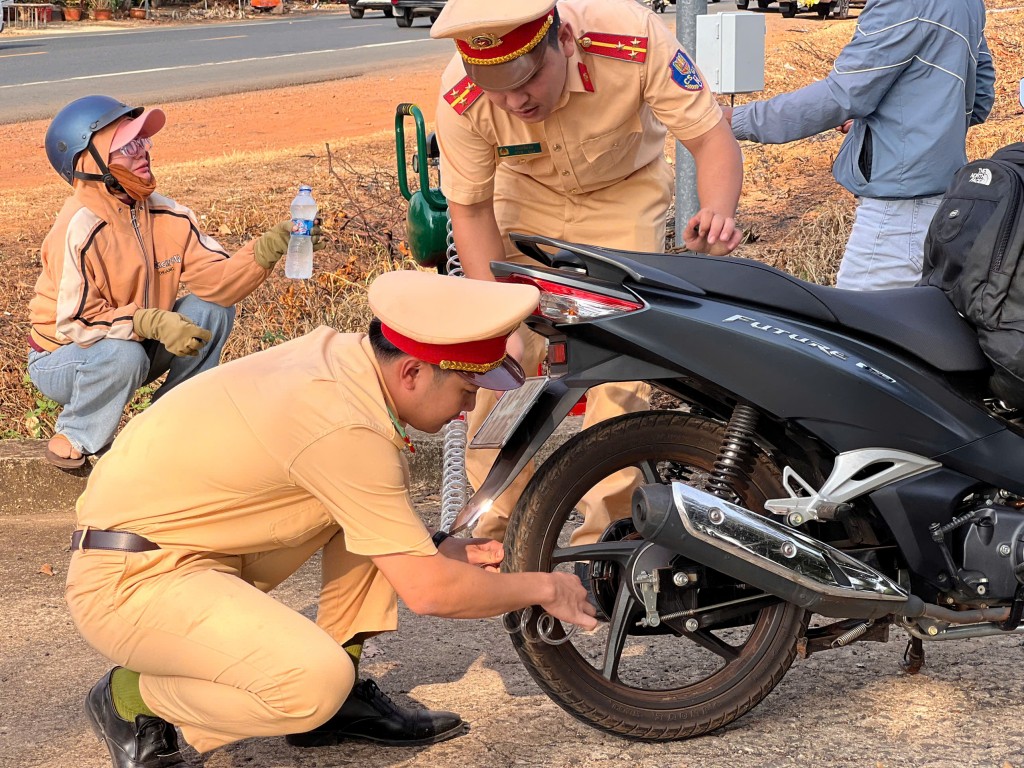 Bên cạnh đó, các chiến sĩ Trạm CSGT Đồng Phú, Phòng CSGT Công an tỉnh Bình Phước, đã mua máy bơm và dụng cụ vá xe để nếu có trường hợp nào bị thủng bánh, sẽ hỗ trợ kịp thời.