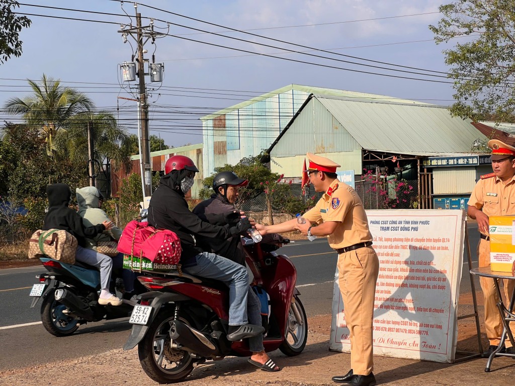 Chia sẻ yêu thương với người dân về quê đón Tết