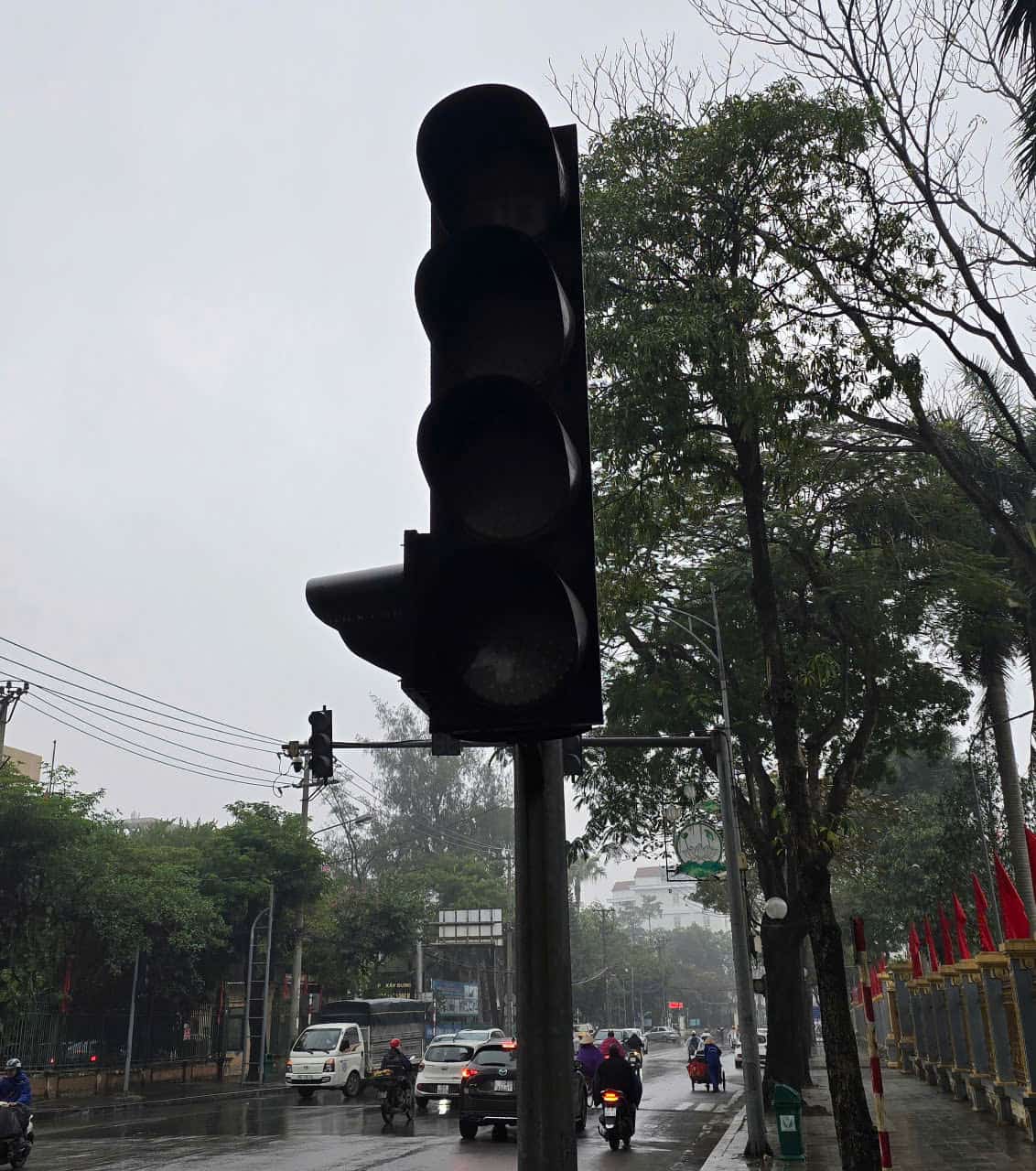 Hệ thống đèn tín hiệu giao thông được lắp đặt hoàn chỉnh nhưng nhiều năm nay không có tín hiệu khiến người dân bất an. Ảnh: Nguyễn Trường
