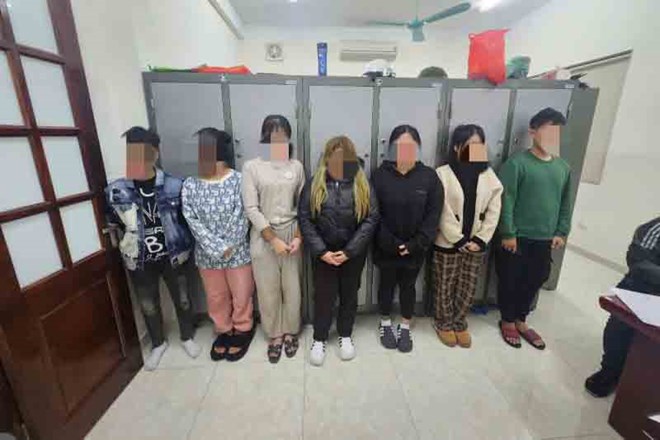 Tạm giữ 2 đối tượng vụ nữ sinh 17 tuổi bị hành hung ở Hà Nội