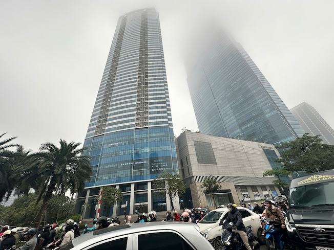Sương mù khiến người dân khó có thể quan sát được nóc tòa nhà Keangnam Landmark 72 (đường Phạm Hùng, quận Nam Từ Liêm, Hà Nội).