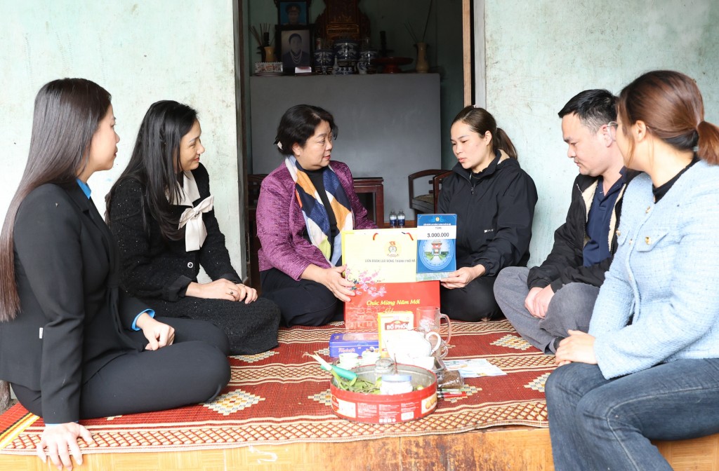 Phó Chủ tịch LĐLĐ thành phố Hà Nội Nguyễn Thị Thu Thủy thăm hỏi, tặng quà cho đoàn viên Nguyễn Thị Dương