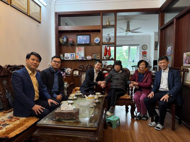 GS.TS Trần Văn Thuấn cùng đại diện Cục Quản lý Khám chữa bệnh thăm, chúc sức khỏe GS.TS Lê Ngọc Trọng - nguyên Thứ trưởng Bộ Y tế. Ảnh: Bộ Y tế