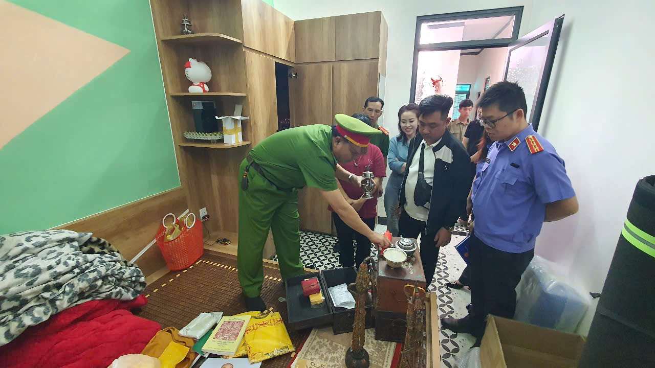 Công an khám xét nơi ở của hai vợ chồng Tuấn. Ảnh: Công an cung cấp