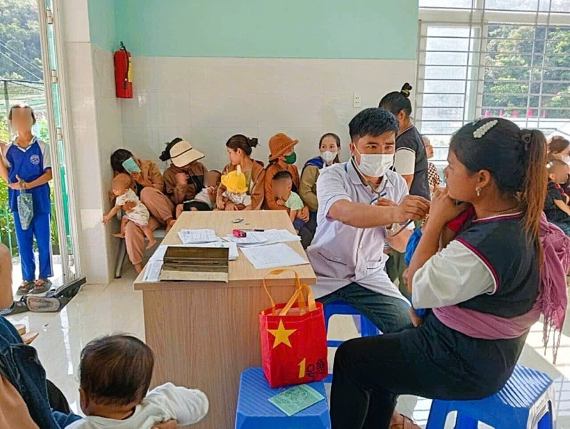 Y sĩ Nguyễn Văn Trúc có 14 năm gắn bó với y tế xã Phước Thành, trong đó 11 năm làm Trưởng trạm Y tế xã. Ảnh: Nguyễn Hoàng