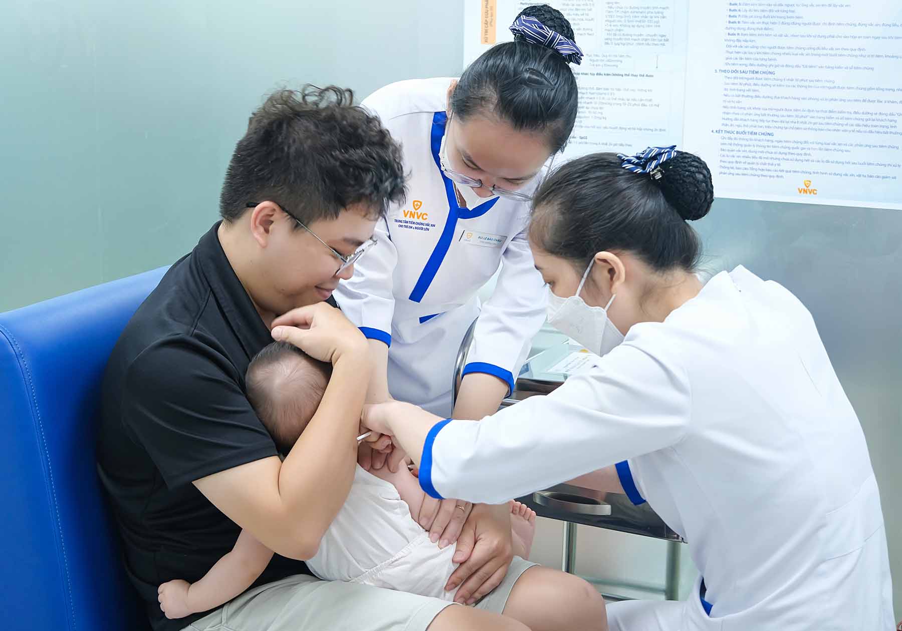 Trẻ nhỏ tiêm vaccine phòng bệnh tại VNVC. Ảnh: Thọ Hoàng