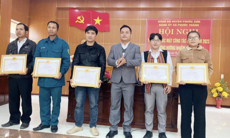 Trưởng trạm y tế xã Phước Thành Nguyễn Văn Trúc nhận được nhiều bằng khen, giấy khen của các cấp. Ảnh: Nguyễn Hoàng