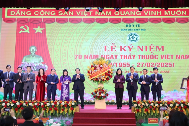 Thủ tướng Phạm Minh Chính tặng hoa chúc mừng ngành y tế và Bệnh viện Bạch Mai. Ảnh: Bộ Y tế