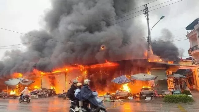 Làm rõ nguyên nhân chợ ở Tuyên Quang cháy lớn, nhiều kiot bị thiêu rụi Làm rõ nguyên nhân chợ ở Tuyên Quang cháy lớn, nhiều kiot bị thiêu rụi