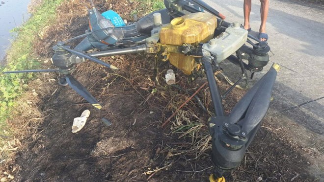 Hiện trường vụ việc va chạm giữa máy bay không người lái phun thuốc làm người đi xe máy tử vong. Ảnh: Xuân Nhi