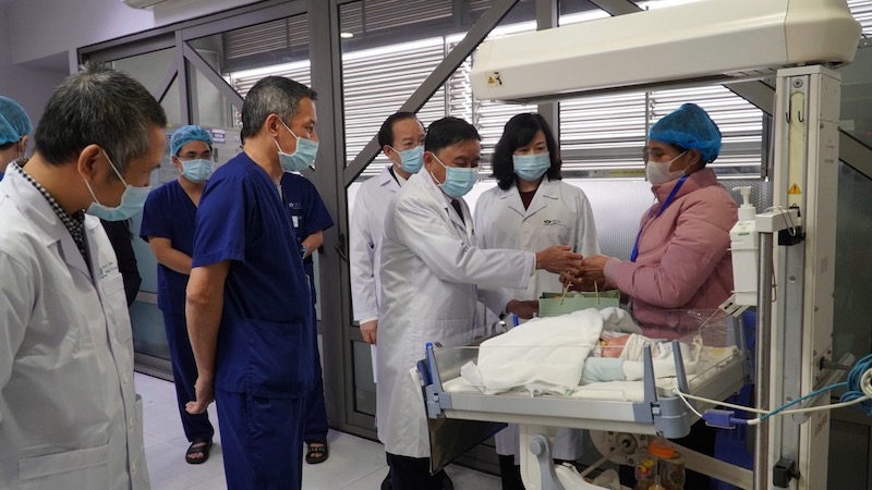 Thường trực Ban Bí thư Trần Cẩm Tú thăm hỏi và động viên bệnh nhi điều trị tại Trung tâm Tim mạch, Bệnh viện Nhi Trung ương. Ảnh: BVCC