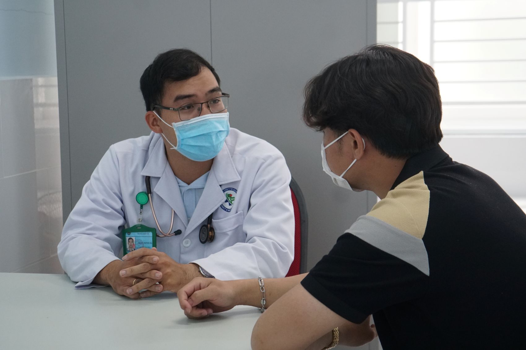 Về với y tế cơ sở, bác sĩ Hải được tiếp xúc với nhiều mặt bệnh, từ đó nâng cao được kĩ năng chuyên môn. Ảnh: Thanh Chân