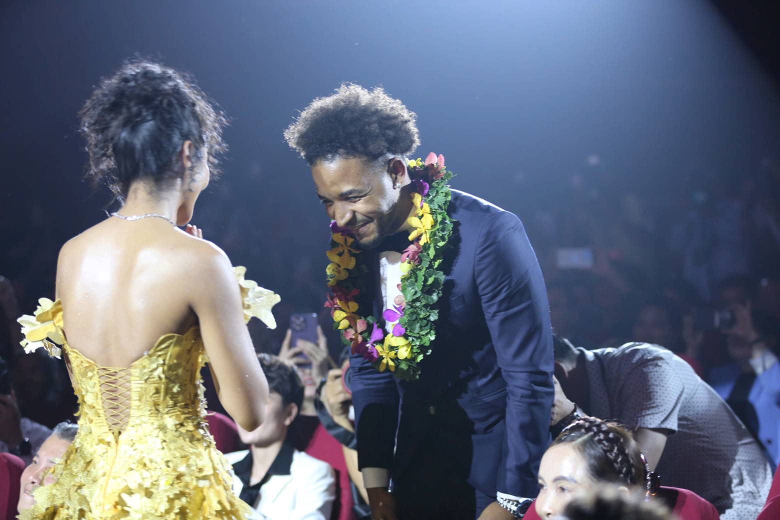 Vì vẫn còn dùng nạng sau chấn thương nặng nên Xuân Son nhận giải ngay tại vị trí ngồi của mình.