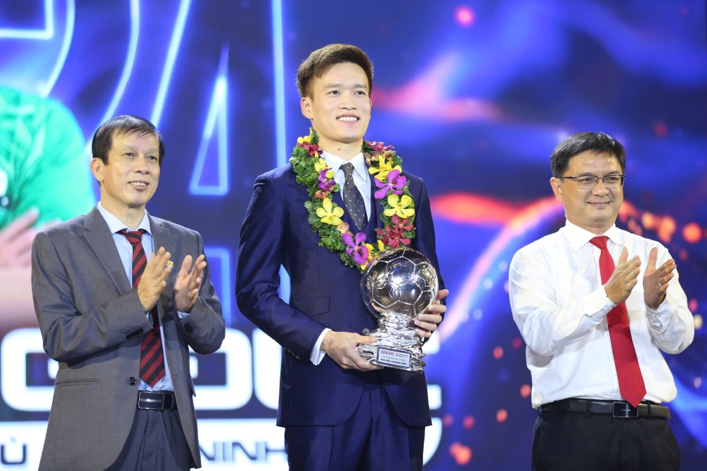 Hoàng Đức nhận giải Quả bóng đồng sau màn trình diễn ấn tượng trong màu áo đội tuyển Việt Nam.