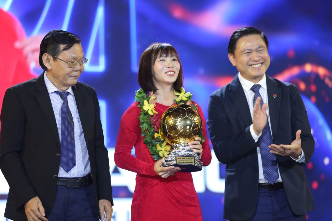 Tiền vệ Trần Thị Thùy Trang hạnh phúc khi nhận danh hiệu Quả bóng Vàng nữ Việt Nam 2024.