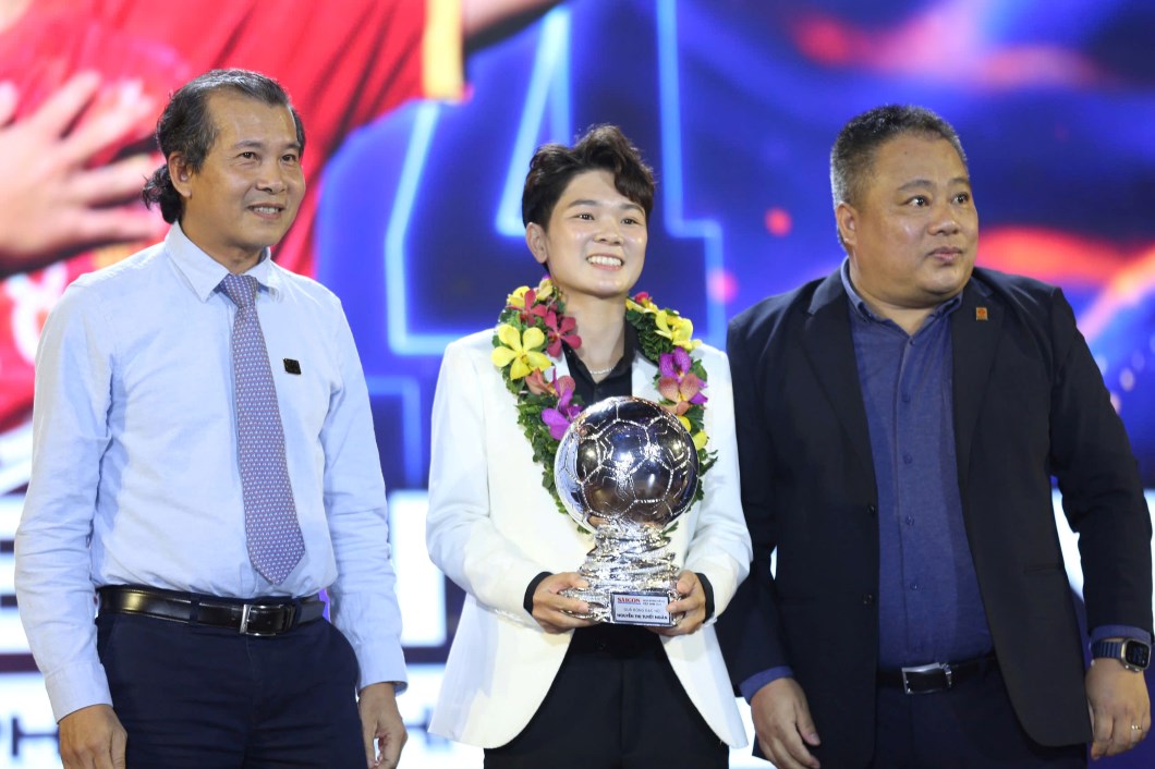 Nguyễn Thị Tuyết Ngân nhận danh hiệu Quả bóng Bạc nữ Việt Nam 2024