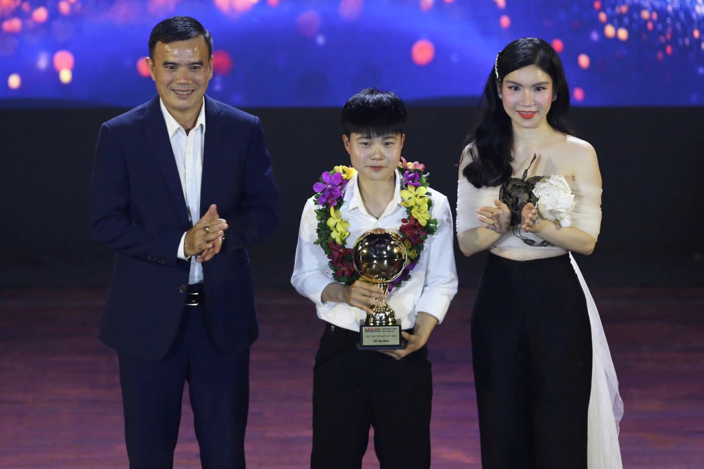 Vũ Thị Hoa (Phong Phú Hà Nam) được xướng tên cho danh hiệu Cầu thủ trẻ nữ xuất sắc nhất.