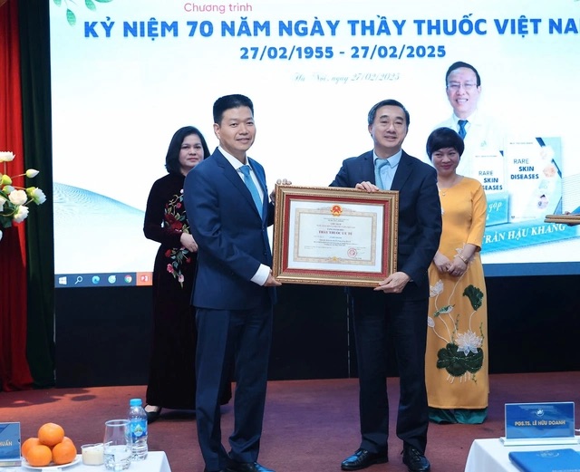 Tại sự kiện, Thứ trưởng Bộ Y tế Trần Văn Thuấn trao danh hiệu Thầy thuốc ưu tú cho PGS.TS Lê Hữu Doanh, Giám đốc bệnh viện. Ảnh: BVCC