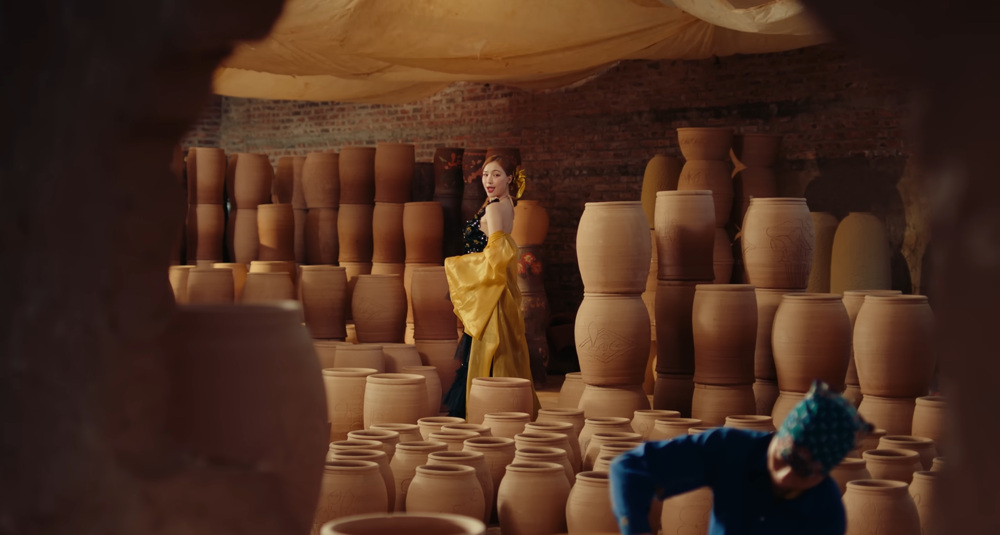 Làng gốm Phù Lãng xuất hiện trong MV của Hòa Minzy. Ảnh: Chụp màn hình