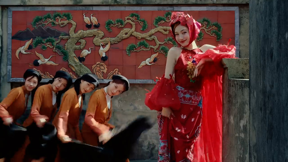 Phân cảnh trong MV Bắc Bling của Hòa Minzy được quay bên một bức tranh gốm ốp Phù Lãng. Ảnh chụp màn hình