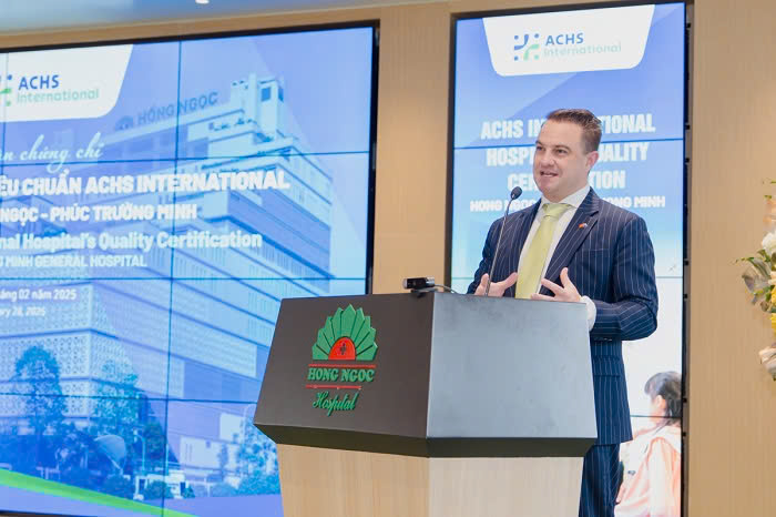 Ông Christopher Morley - Tham tán Thương mại và Đầu tư - Đại sứ quán Australia tại Việt Nam đánh giá cao giá trị từ Chứng chỉ của ACHSI. Ảnh: Bệnh viện Đa khoa Hồng Ngọc - Phúc Trường Minh