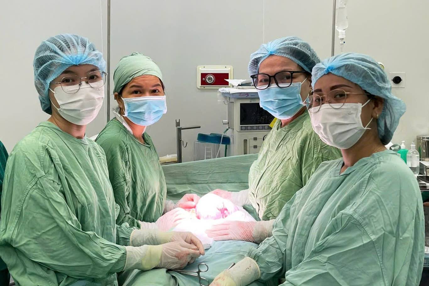 Khối u nang buồng trứng trái đường kính khoảng 25cm được các bác sĩ bóc tách thành công. Ảnh: Bệnh viện cung cấp