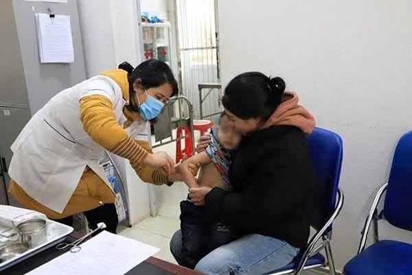 Tiêm phòng cho trẻ ở Cao Bằng. Ảnh: Thủy Tiên