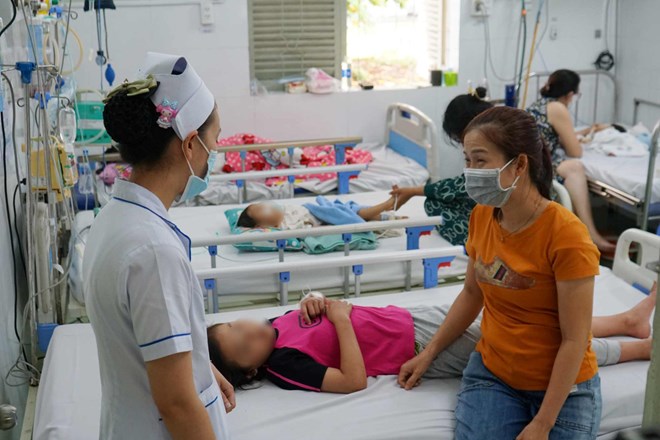 Bệnh nhi mắc sốt xuất huyết nhập viện điều trị tại Bệnh viện Nhi đồng 2. Ảnh: Thanh Chân