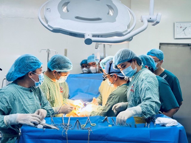 Bác sĩ tiến hành lấy tạng của người hiến. Ảnh: BVCC