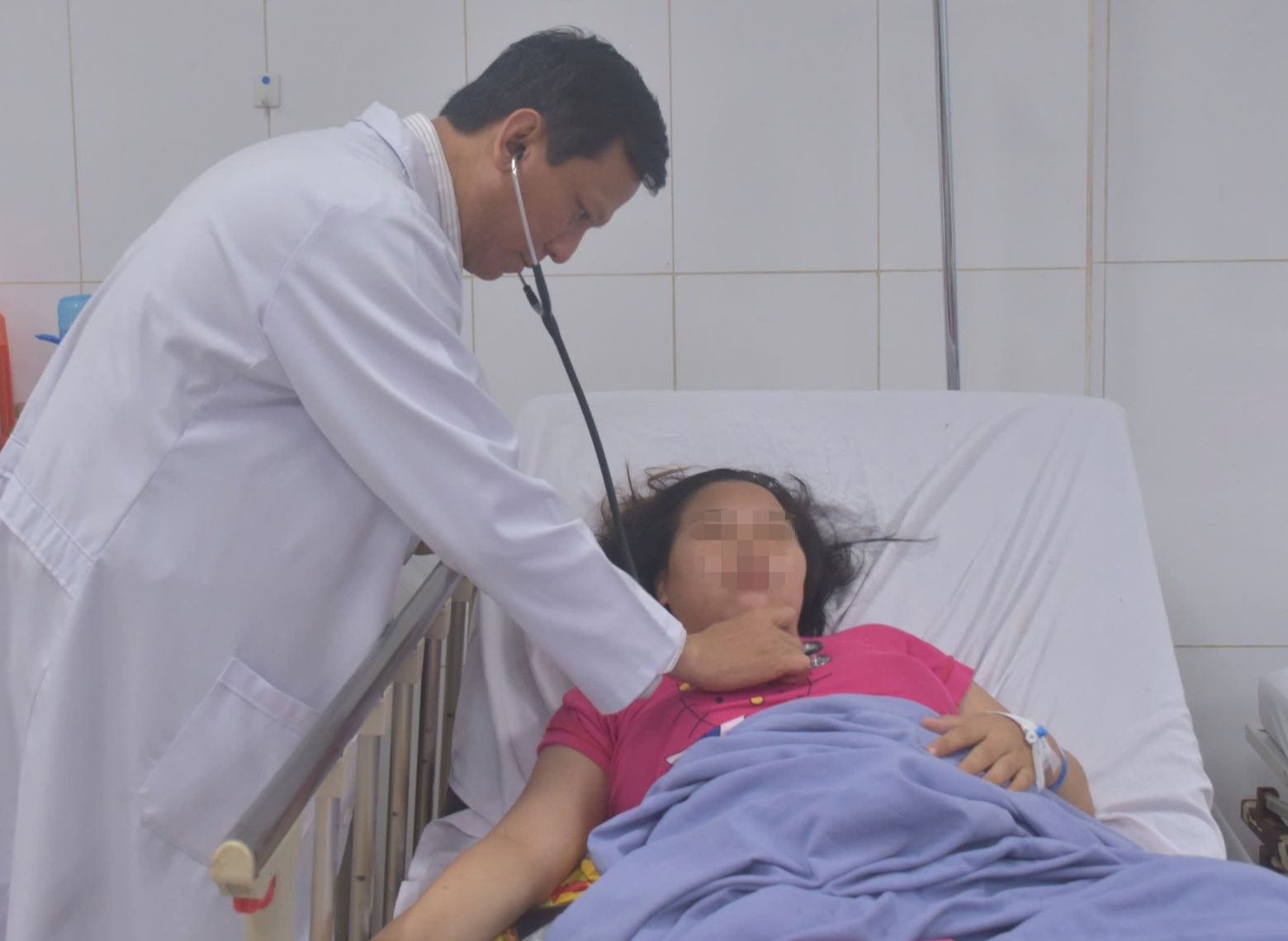 Bác sĩ thăm khám cho bệnh nhân sau điều trị bệnh tim. Ảnh: BVCC