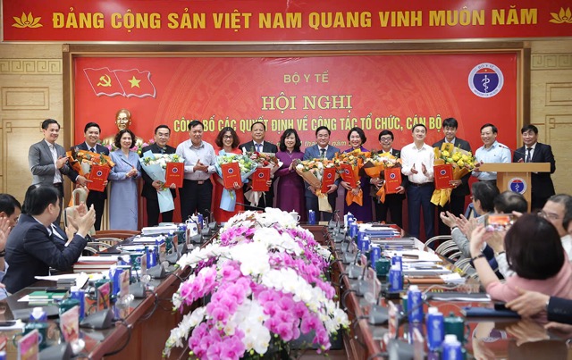 Lãnh đạo Bộ Y tế chúc mừng lãnh đạo Cục Phòng bệnh. Ảnh: Trần Minh/Bộ Y tế