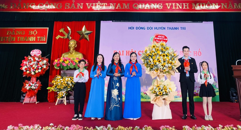 tặng hoa chúc mừng Đại hội