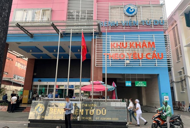 Người dân đến thăm khám tại Bệnh viện Từ Dũ. Ảnh: Thanh Chân