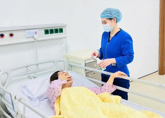 Nữ bệnh nhân bị đa chấn thương khi chụp ảnh tại bãi đá Sông Hồng. Ảnh: BVCC