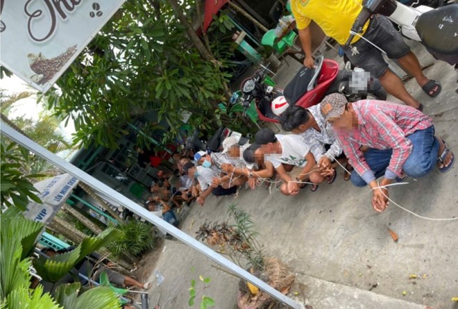 Triệt phá tụ điểm đá gà ăn tiền trực tuyến ở một quán cà phê