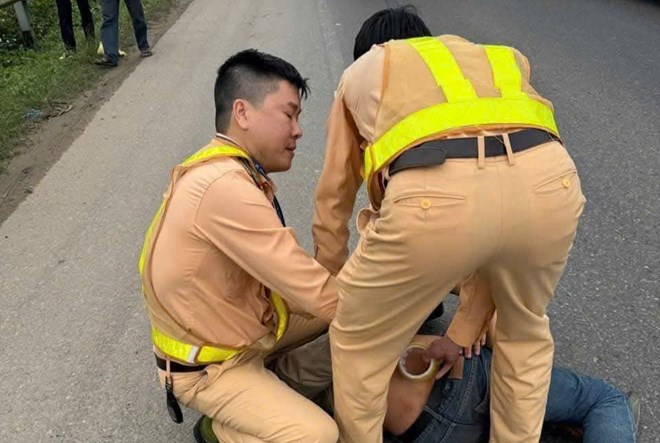 Cảnh sát giao thông khống chế, bắt đối tượng trộm tài sản