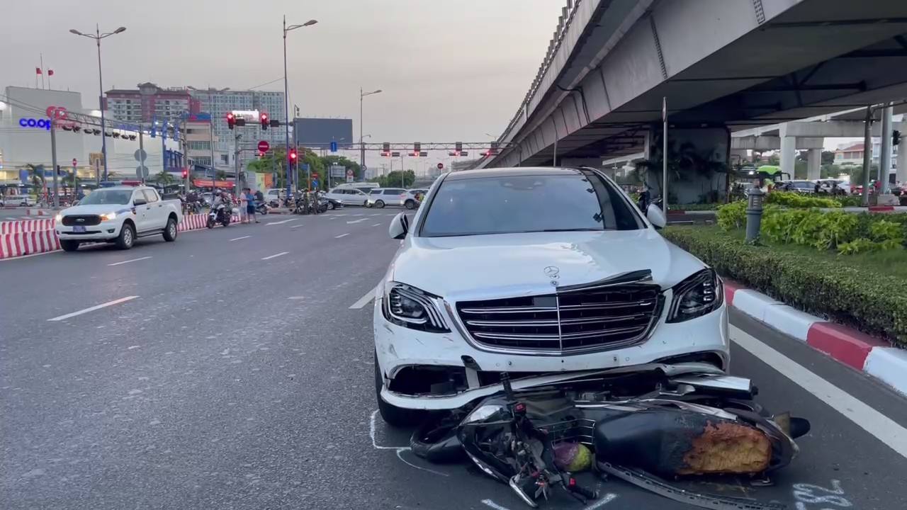Hiện trường nữ tài xế Mercedes gây tai nạn liên hoàn ở TPHCM. Ảnh: Thế Toàn