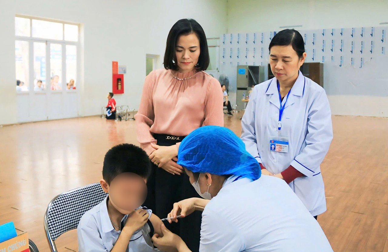 Cán bộ y tế tiêm vaccine phòng sởi cho trẻ tại Hà Nội. Ảnh: Văn Lập