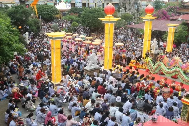 Đông đảo du khách và Phật tử thập phương tụ hội tại chùa Quán Thế Âm (Q. Ngũ Hành Sơn, TP. Đà Nẵng) để tham dự Lễ vía Đức Quán Thế Âm Bồ Tát sáng 18/3.