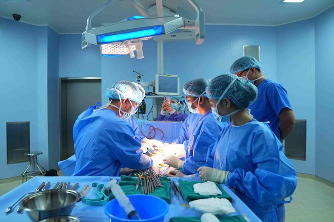 Các bác sĩ đang phẫu thuật cho bệnh nhân. Ảnh: BVCC