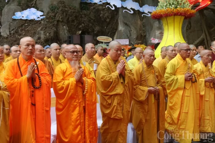 Thực hiện lễ cầu an, gửi gắm lời nguyện lành đến muôn người trong ngày lễ vía Đức Quán Thế Âm Bồ Tát.