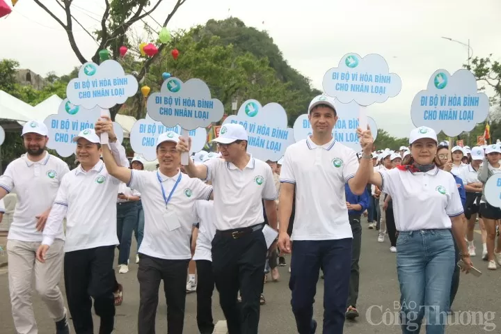 Đông đảo đại biểu quốc tế và người dân cùng hòa mình trong sự kiện “Đi bộ vì hòa bình 2025”, chung tay lan tỏa thông điệp yêu thương, đoàn kết và khát vọng một thế giới không còn chiến tranh Đông đảo đại biểu quốc tế và người dân cùng hòa mình trong sự kiện “Đi bộ vì hòa bình 2025”, chung tay lan tỏa thông điệp yêu thương, đoàn kết và khát vọng một thế giới không còn chiến tranh
