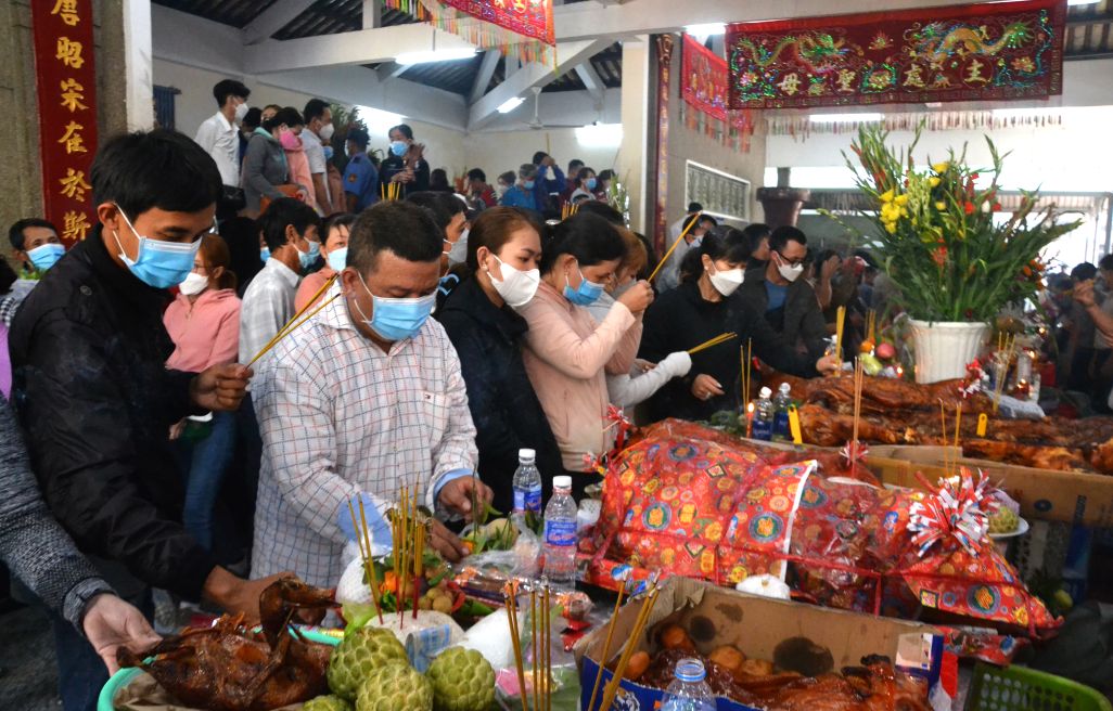 Thực hiện nghi thức dâng lễ vật cúng Bà Chúa Xứ núi Sam. Ảnh: Thanh Mai