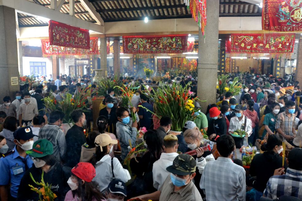 Người dân khắp nơi thường xuyên tìm đến Miếu Bà Chúa Xứ núi Sam cúng viếng, nhất là các dịp lễ, Tết. Ảnh: Thanh Mai
