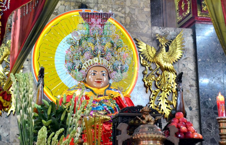 Tượng Bà Chúa Xứ núi Sam tại chánh điện ngôi miếu. Ảnh: Thanh Mai