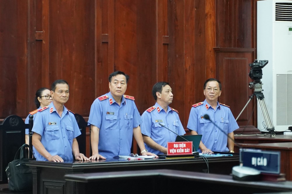 Đại diện VKSND Cấp cao tại TPHCM giữ quyền công tố tại tòa.