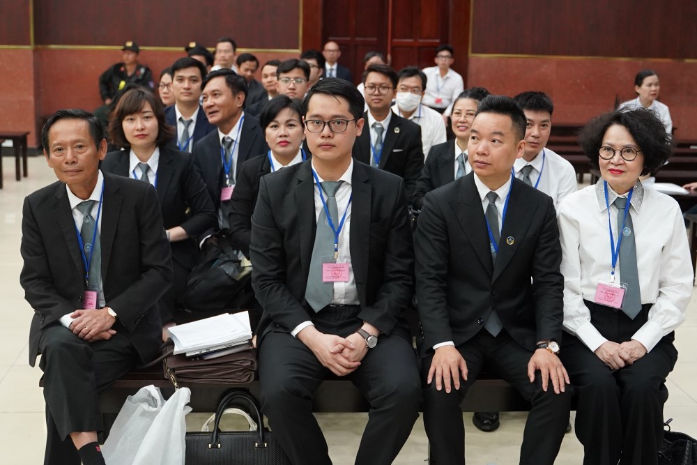 Luật sư bào chữa cho các bị cáo.