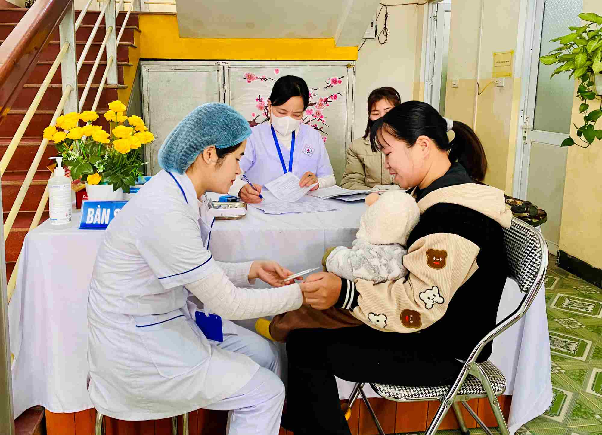 Cán bộ trạm y tế xã Khe Mo khám và rà soát đối tượng tiêm chủng vaccine cho trẻ trước diễn biến phức tạp của dịch sởi. Ảnh: Thùy Linh